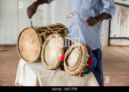 Traditionelle Trommeln in Puja, Lankatilake Tempel aus dem 14. Jahrhundert, Kandy, Sri Lanka Stockfoto