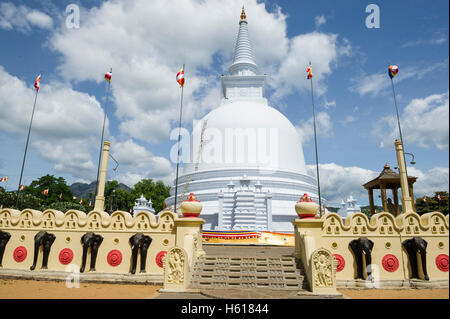 Stupa, Mahinyangana Raja Maha Vihara, Mahiyangana, Sri Lanka Stockfoto