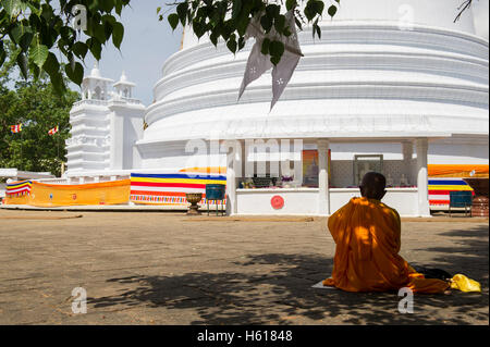 Mönch an der Mahinyangana Raja Maha Vihara, Mahiyangana, Sri Lanka Stockfoto