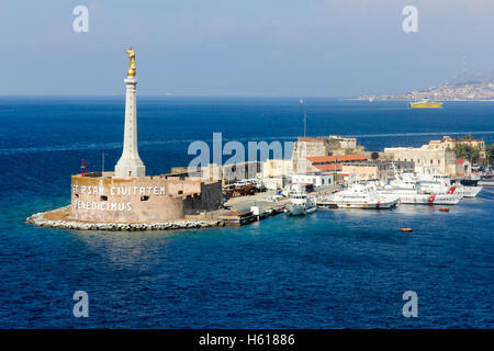 Statue des Goldenen Madonna am Eingang zum Hafen von Messina, Sizilien, Italien Stockfoto