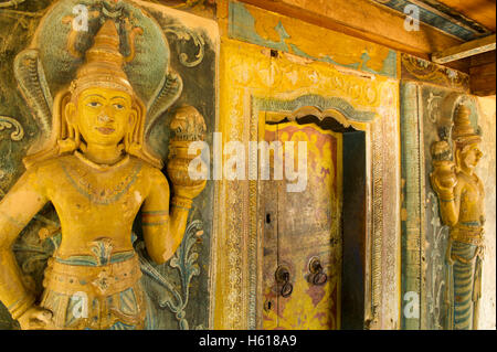 Alte Gemälde und Skulpturen in Vijayasundara Vilhara, Dambadeniya Tempel, Sri Lanka Stockfoto