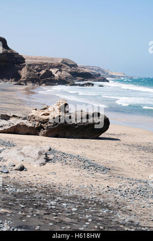 Fuerteventura, Kanarische Inseln, Nordafrika: Landschaft der Wüste, Sand und Blick auf Playa de Garcey, einem schwarzen Strand an der Westküste der Insel Stockfoto