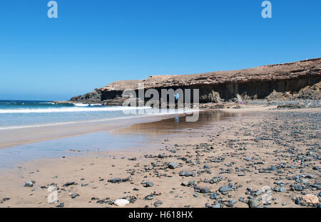 Fuerteventura, Kanarische Inseln, Nordafrika: Landschaft der Wüste, Sand und Blick auf Playa de Garcey, einem schwarzen Strand an der Westküste der Insel Stockfoto