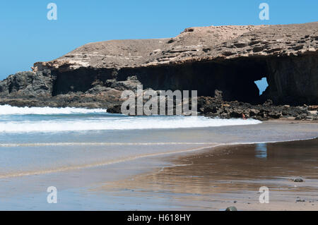 Fuerteventura, Kanarische Inseln, Nordafrika: Landschaft der Wüste, Sand und Blick auf Playa de Garcey, einem schwarzen Strand an der Westküste der Insel Stockfoto