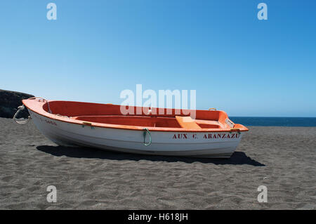 Fuerteventura, Kanarische Inseln, Nordafrika, Spanien: Eine weiße und orange boat am schwarzen Strand von Ajuy (Playa de Ajuy) Stockfoto