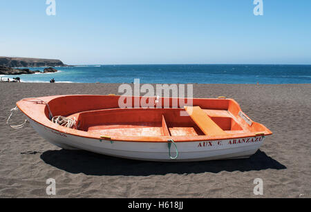 Fuerteventura, Kanarische Inseln, Nordafrika, Spanien: Eine weiße und orange boat am schwarzen Strand von Ajuy (Playa de Ajuy) Stockfoto