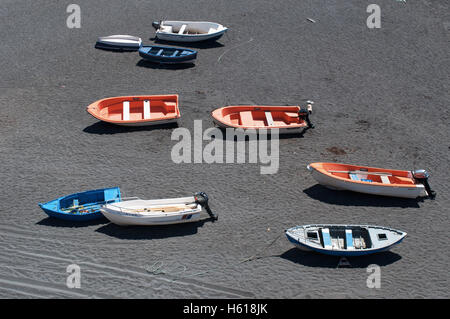 Fuerteventura, Kanarische Inseln, Nordafrika, Spanien: bunte Boote am schwarzen Strand von Ajuy (Playa de Ajuy) Stockfoto