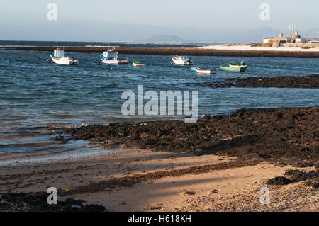 Fuerteventura, Kanarische Inseln, Nordafrika, Spanien: Panoramablick auf den kleinen Hafen und das Dorf Majanicho bei Sonnenuntergang Stockfoto