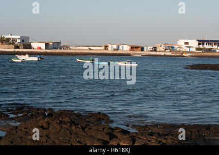 Fuerteventura, Kanarische Inseln, Nordafrika, Spanien: Panoramablick auf den kleinen Hafen und das Dorf Majanicho bei Sonnenuntergang Stockfoto