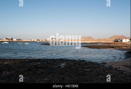 Fuerteventura, Kanarische Inseln, Nordafrika, Spanien: Panoramablick auf den kleinen Hafen und das Dorf Majanicho bei Sonnenuntergang Stockfoto