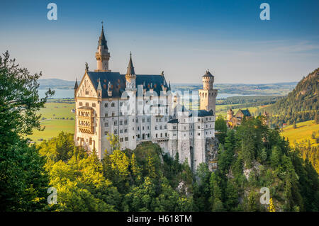 Klassische Ansicht des weltberühmten Schloss Neuschwanstein, einer der meist besuchten Burgen Europas, bei Sonnenuntergang, Bayern, Germany Stockfoto