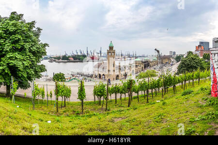 Berühmten Hamburger Landungsbrücken mit Hafen und Elbe, Stadtteil St. Pauli, Hamburg, Deutschland Stockfoto