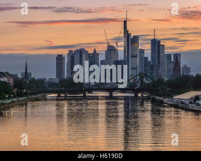 Schöne Aussicht auf die Skyline von Frankfurt Am Main im goldenen Abendlicht in der Abenddämmerung, Deutschland Stockfoto