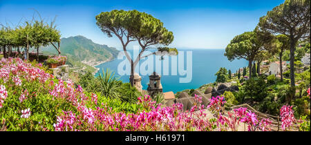 Malerischen Postkarten-Blick auf berühmte Amalfiküste mit Golf von Salerno aus Gärten der Villa Rufolo in Ravello, Kampanien, Italien Stockfoto