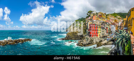 Panoramablick von Riomaggiore, eines der fünf berühmten Fischer Dörfer der Cinque Terre in Ligurien, Italien Stockfoto