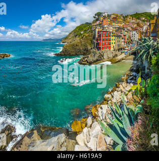 Panoramablick von Riomaggiore, eines der fünf berühmten Fischer Dörfer der Cinque Terre in Ligurien, Italien Stockfoto