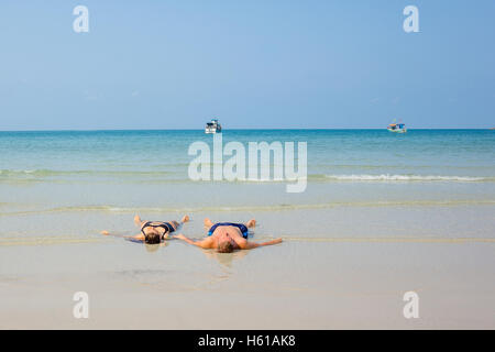 Thong Nai Pan Yai, Koh Pangan, Thailand, paar 26. April 2016, liegen in der Landwash auf eine Bounty beach Stockfoto