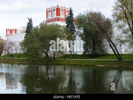 Nowodewitschi-Kloster im Teich Hintergrund Stockfoto