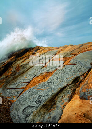 Bunten Sandsteinfelsen und Wellen. Point Lobos State Reserve. California Stockfoto