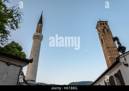 Gazi Husrev-beg-Moschee Minarett und Sahat-Kula unter freiem Himmel Stockfoto