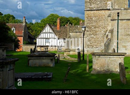 Fachwerkhaus neben dem Kirchhof von St. Cyriac Kirche, Lacock, Wiltshire, England UK Stockfoto