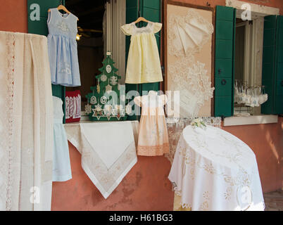 Shop Anzeige von waren spitze bestickt mit Burano, Venedig Stockfoto