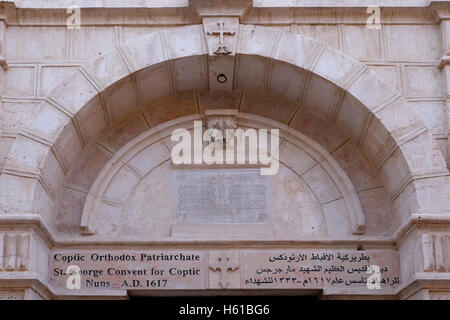 Portal am Eingang des Klosters Saint George für Kopten Nonnen in der koptisch-orthodoxen Patriarchatsanlage im christlichen Bereich Viertel Altstadt Ost-Jerusalem Israel Stockfoto