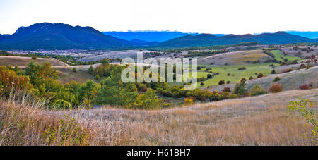 Herbstliche Landschaft Panorama der Region Lika, Kroatien Stockfoto