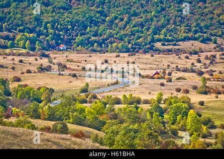 D1-Panoramastraße durch Lika Landschaft, touristische Destination in Kroatien Stockfoto