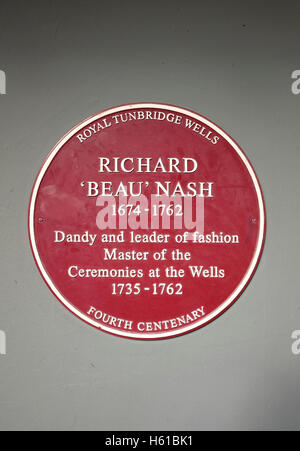 Gedenktafel zu Ehren von Richard "Beau" Nash bei The Pantiles Royal Tunbridge Wells Kent UK Stockfoto