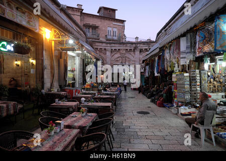 Eine Allee, gesäumt mit Cafés und Restaurants mit Menschen an Tischen im Freien Markt Aftimos im Muristan, ist ein Komplex von Straßen und Geschäfte im christlichen Viertel der Altstadt von Jerusalem sitzen. Israel Stockfoto