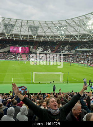 Fußball-Fans feiern West Ham Premier-League-Sieg gegen Sunderland am Olympiastadion London Stockfoto