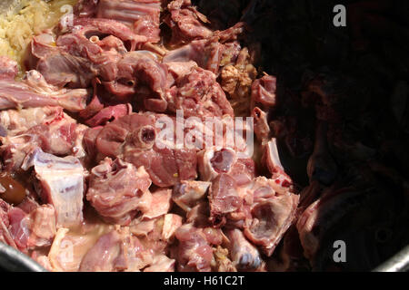 Rohes Fleisch bereit, im Kessel gekocht werden Stockfoto