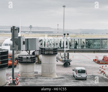 Passagiere an Bord ein Flugzeug an Madrid Barajas International Airport, Spanien Stockfoto