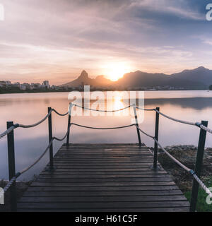 Lagoa Rodrigo de Freitas bei Sonnenuntergang, Rio De Janeiro, Brasilien Stockfoto