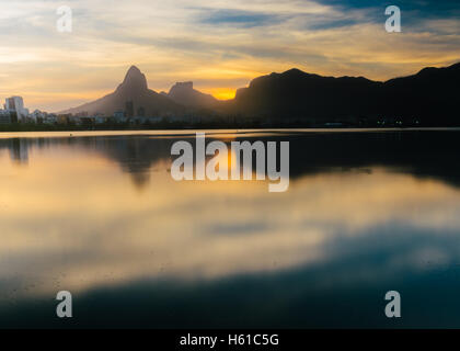 Lagoa Rodrigo de Freitas bei Sonnenuntergang, Rio De Janeiro Brasilien Stockfoto