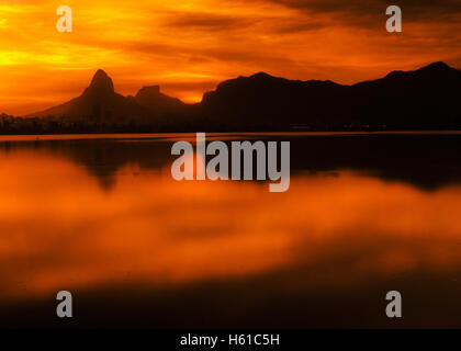 Lagoa Rodrigo de Freitas bei Sonnenuntergang, Rio De Janeiro Brasilien Stockfoto