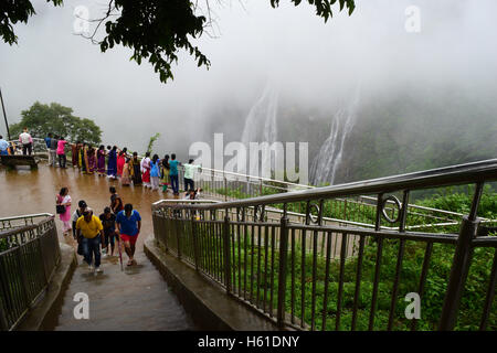 Besucher im Jog fällt Wasserfall Karnataka Indien während der Monsun Stockfoto