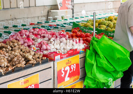 Harris Farm Märkte Supermarkt Geschäft in Manly Beach, Sydney, Australien verkauft Knoblauch frisch Stockfoto