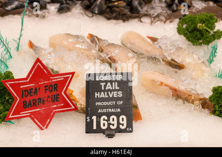 Sydney-Fischhändler-Store in Manly Beach, Sydney, Australien Hummer Schweif Hälften zu verkaufen Stockfoto