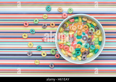 Froot Loops. Bunte Frühstücks-Cerealien Stockfoto