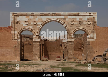 Das Eingangstor der Burg aus dem 7. Jahrhundert Qasr Al-Mushatta, die größte und ehrgeizigste der Umayyad Paläste in Jordanien sind Teil einer Reihe von Burgen, Schlösser und Karawansereien, die zusammen als die Wüstenschlösser bekannt. Stockfoto