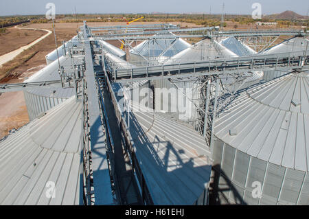 Verzinktem Eisen Getreidesilos auf einem Bauernhof in Osteuropa Stockfoto