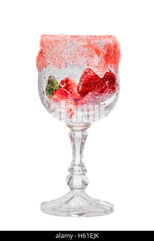 Dessert mit Beeren pürieren, Erdbeeren und Schlagsahne in einem Glas Stockfoto