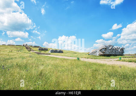 Während der Juli kämpfen Gedenkanlage an der Oberseite der Saur-Gräber beschädigt Stockfoto