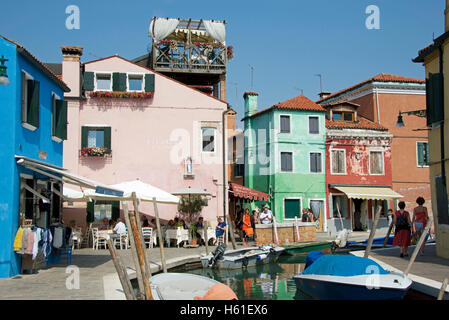 Farbenfrohe Fischerhütten auf Burano Insel in der Lagune von Venedig, Italien Stockfoto