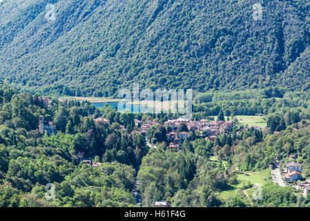 Panorama von Valganna mit Ganna und See Ganna, Provinz von Varese, Italien Stockfoto