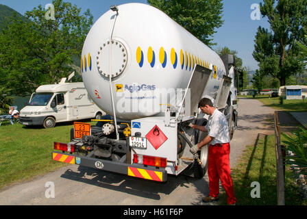 Melano, Schweiz -20 Mai 2005: Arbeiter die Gasversorgung auf einen Tank im Garten eines Hauses am Melano auf die Schweiz Stockfoto