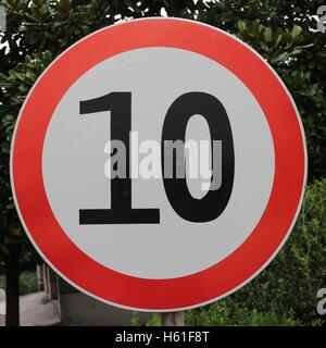 Straßenschild: 10 in einem weißen Kreis mit rotem Rand. Stockfoto