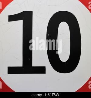 Straßenschild: 10 in einem weißen Kreis mit rotem Rand. Stockfoto